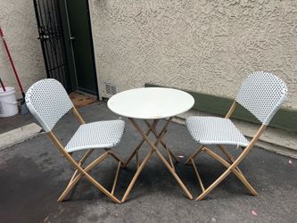 Patio round table an 2 chairs good working condition table needs to repaint