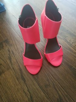Brand New Steve Madden heels in a 6.5