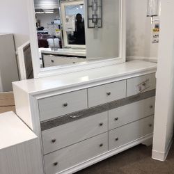 Six piece queen bedroom set