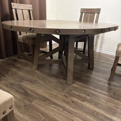 $350 Beautiful Wood Dining Set w/ 6 Chairs & detachable Leaf in the middle