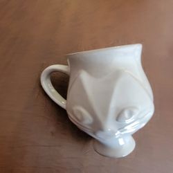 Jonathan Adler Cat Mug Cup Utopia 3D Raised Design Cat Face Light Gray 
Grey. Pre-owned, good shape, no chips or cracks. Please see photos for 
detail
