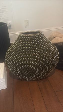 Black and gold vase