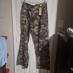 Woman Camo Cargo Pants