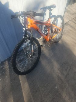 Mongoose 2.2 Ledge....26inch Tires