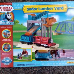 2006 Thomas & Friends Trackmaster Sodor Lumber Yard Motorized Engine Set NIB New