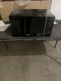 Whirlpool 20.93 in. Electric Countertop Microwave in Black with 0.7 cu. ft. Capacity 