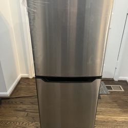 Insignia 4.9 Cu. Ft. Mini Fridge with Bottom Freezer