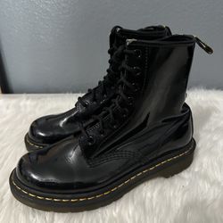Womens size 7 Dr Martens 