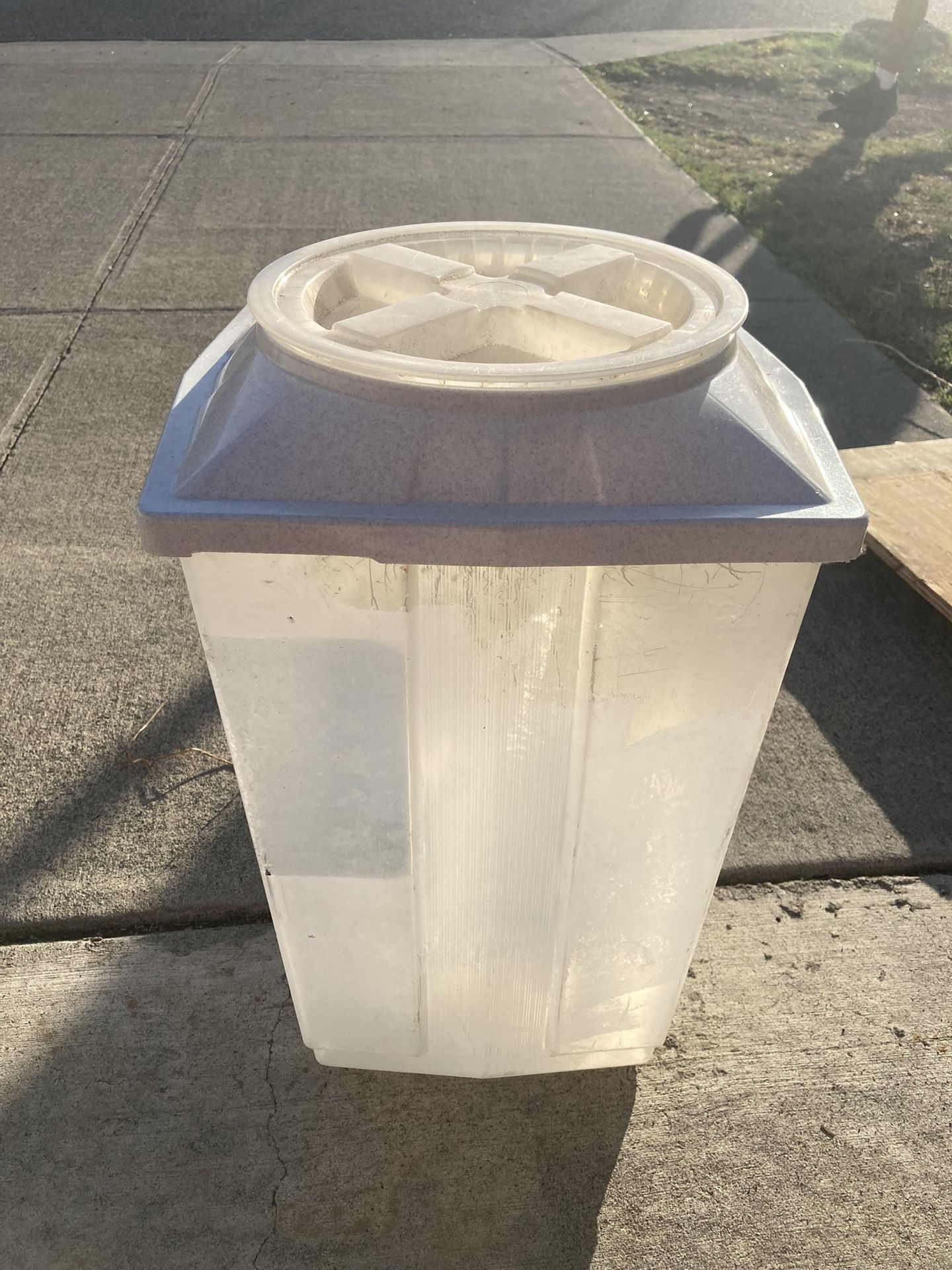 Used SEALED PET FOOD STORAGE CONTAINER