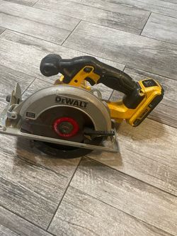 DeWalt 20V Max Cordless Circular Saw