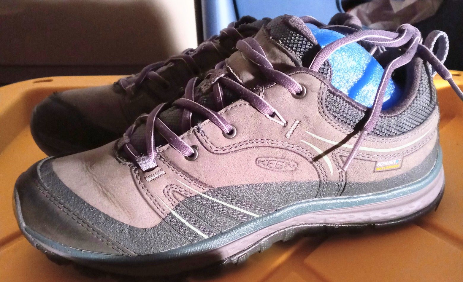 WOMENS KEEN HIKING SNEAKERS SIZE 8