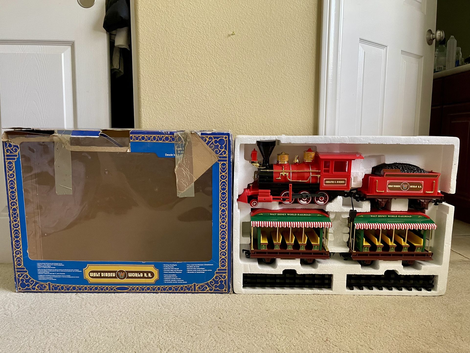 Walt Disney World Railroad RR Train Set With Tracks 60080 "Missing Character"