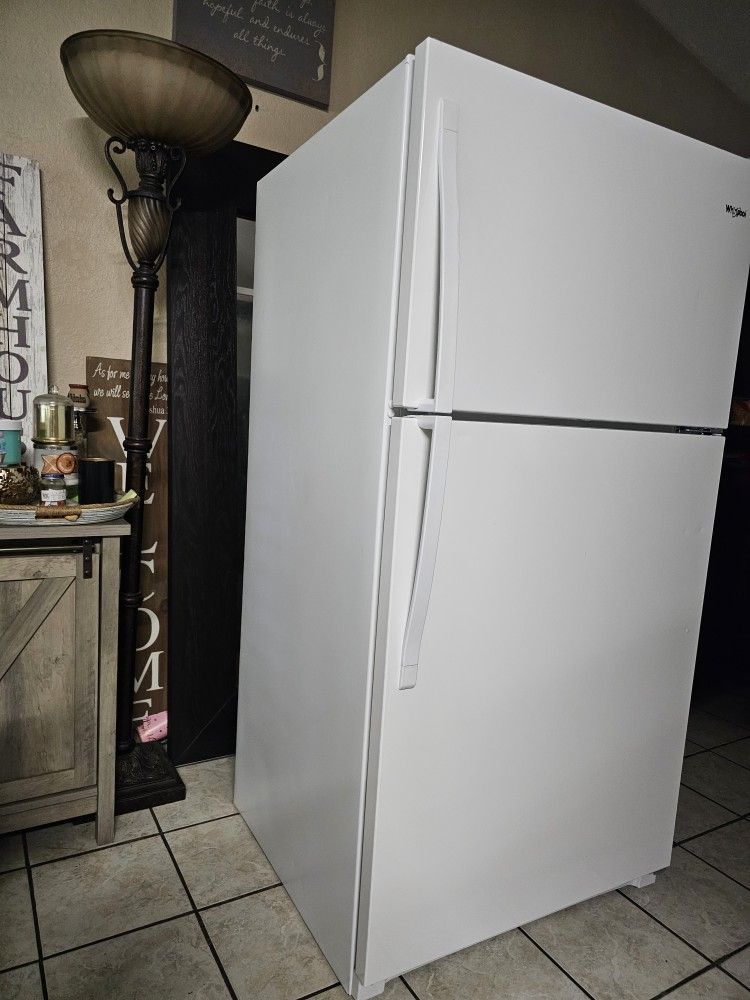 Whirlpool Apartment Refrigerator Work Great