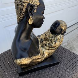 Mother And Child Statue 