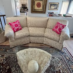 Beautiful Bassett Curved Cream Sofa🔺Like New.🔺