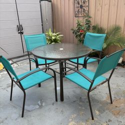 Juego de patio mesa y 4 silllas- Excelente estado