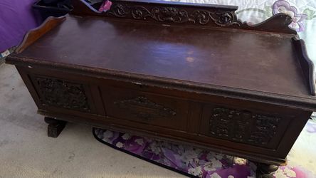ANTIQUE ED. ROOS CO. FOREST PARK CEDAR CHEST – ORNATE CARVED DETAIL