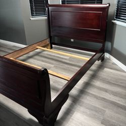 Cherry Brown Wood Sleigh Queen