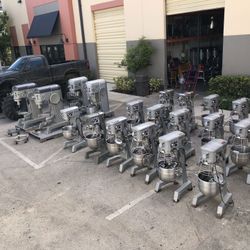 Hobart Reconditioned 30 Qt 115V mixer comes with SS bowl and three attachments.