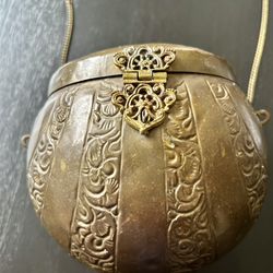 Vintage 1930’s Brass Clam Pillow Purse