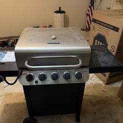 Grill char-Broil With Propane Tank