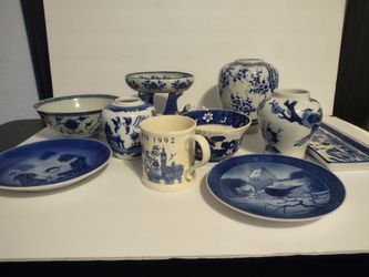 Set of 10 blue and white vases and dishes