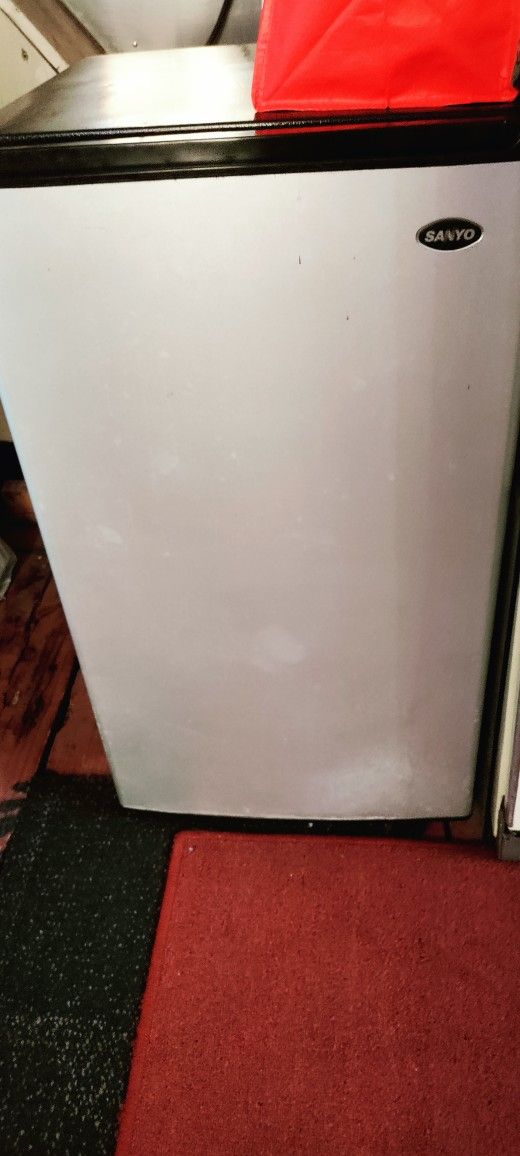 Selling Little 4ft Sanyo Refrigerator