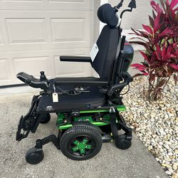 ***Like new*** Quantum Q6 Edge 2.0 Power wheelchair