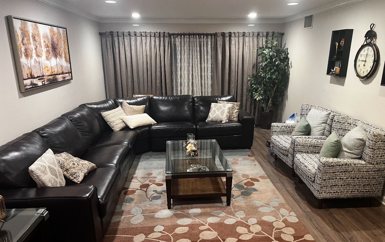Macys 100% Leather Sectional - Like New , Great Condition