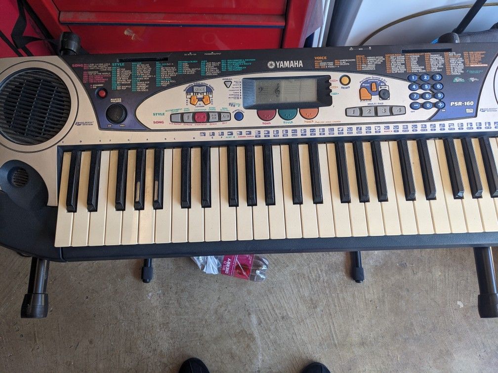 Yamaha PSR160 Keyboard With Stand