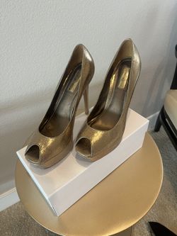 Report Signature Gold Heels Size 8