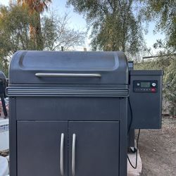 TRAEGER XL  USED ONES WORKS GREAT