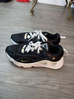Woman's Nike shoes size 8.5