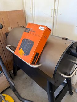 Traeger Pro 34 BBQ Wood Pellet Grill and Smoker in Bronze with Cover