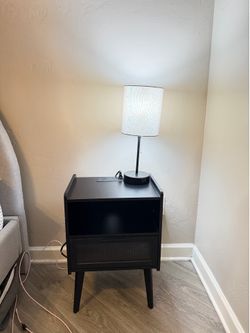 Nightstands / lamps