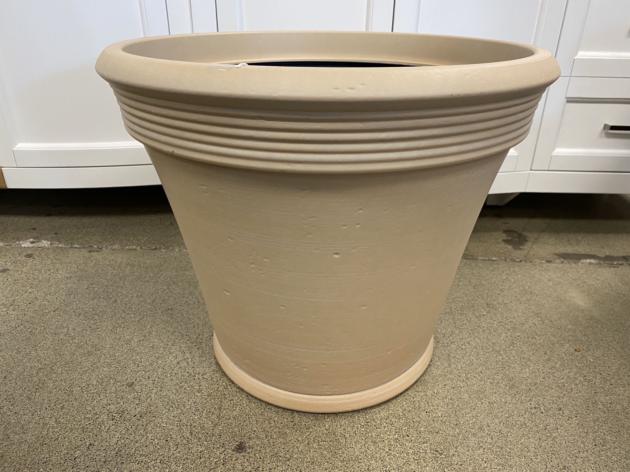 GROSFILLEX Tan Large 56L Plastic Flower Pot