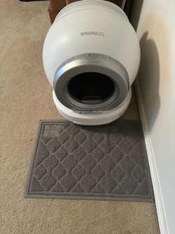 Self cleaning litter box with litter mat