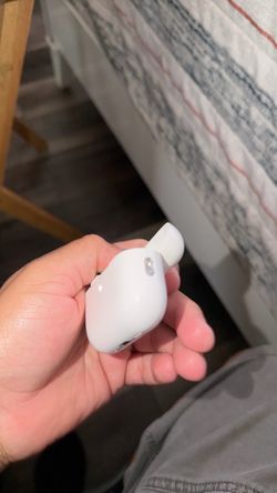 Apple AirPods Pro  3  no right size