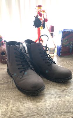 Boys boots size 3