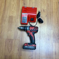 MILWAUKEE SET DRILL DRIVER 12”cat# 2606-20 CHARGER AND BATTERY 