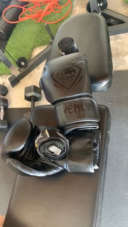 VENUM 12oz BOXING GLOVES AND EVERLAST FLEX COOL WRAPS