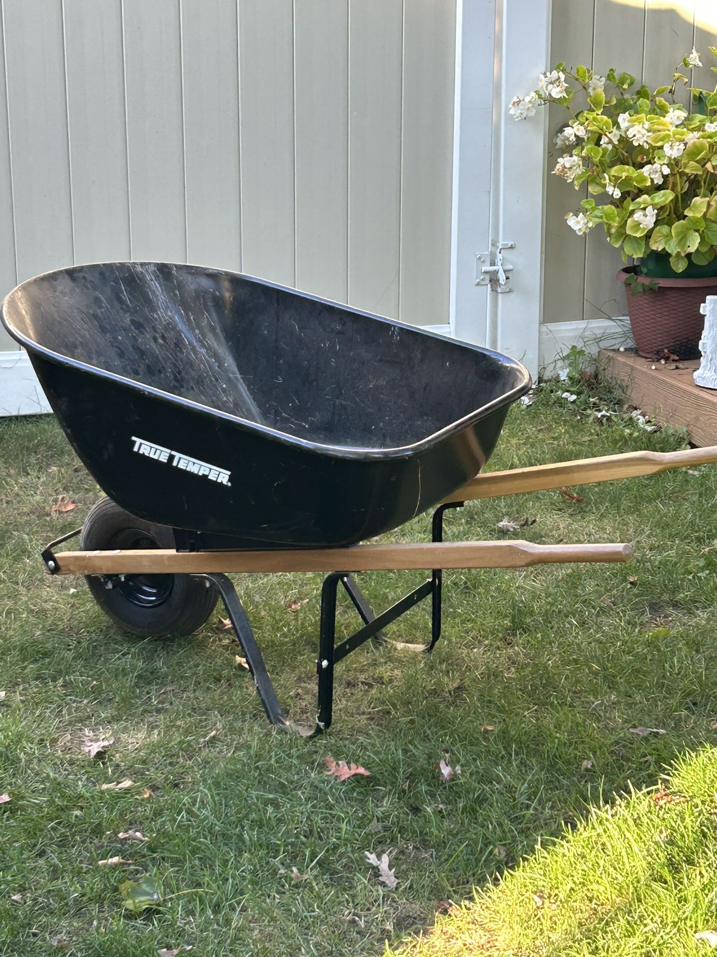 True Temper Wheelbarrow
