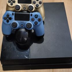 PS4 + 2 Controllers + 4 Games