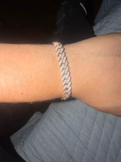 Gold bracelet with diamonds