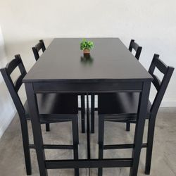 Black Table 4 Chairs (Excellent Condition)