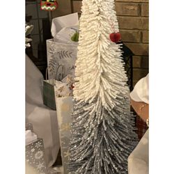 🎄 Elegant Christmas Cone Tree – Like New