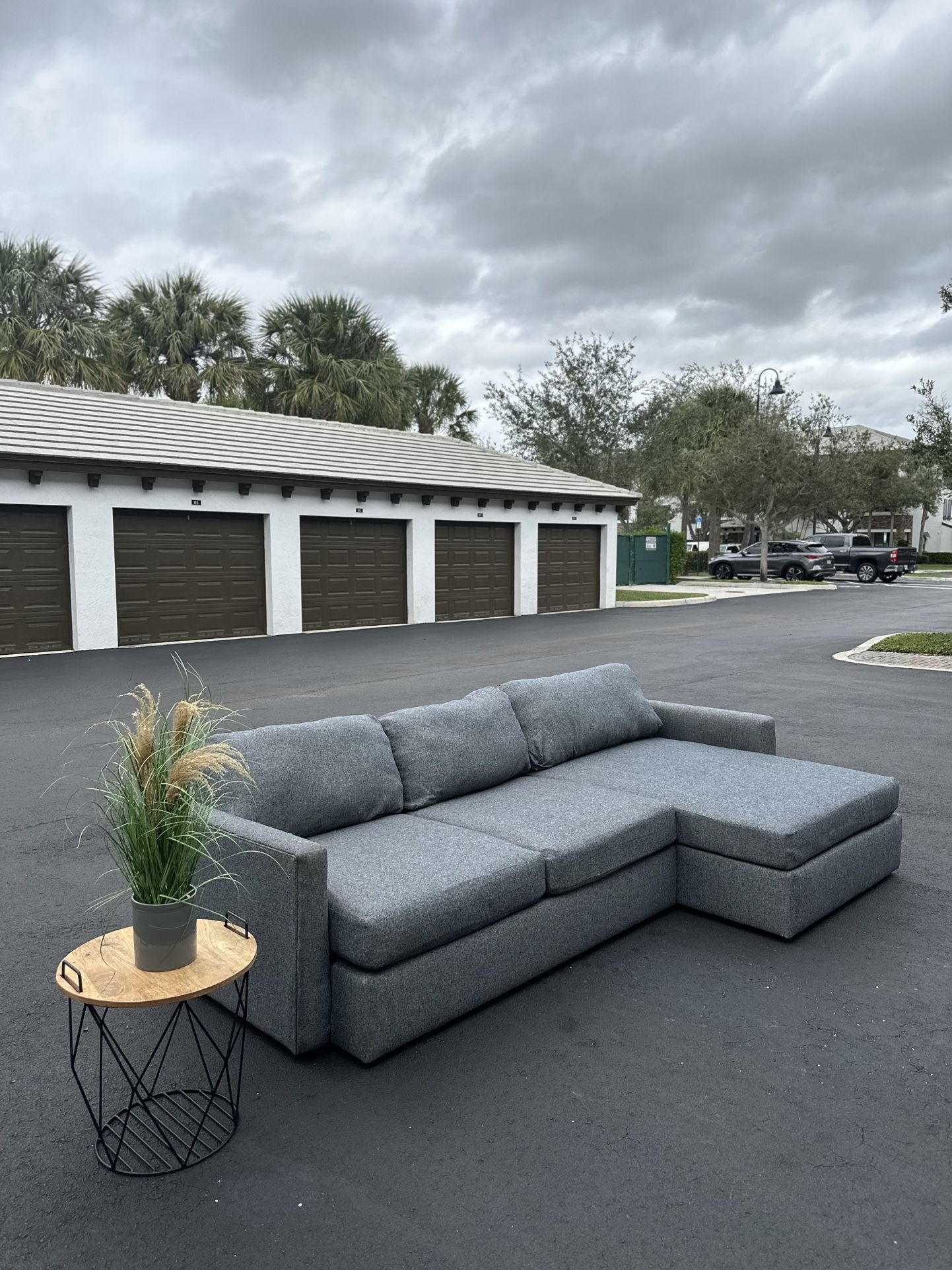 Kevin Charles Sectional Couch 🛋️ / Good Condition ✅/delivery Negotiable 🚛
