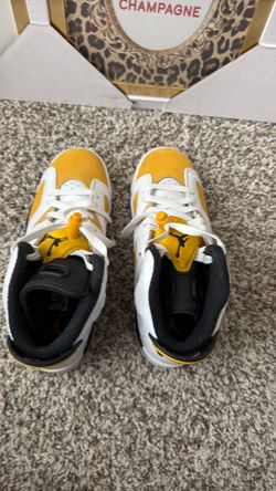 Tennis shoes