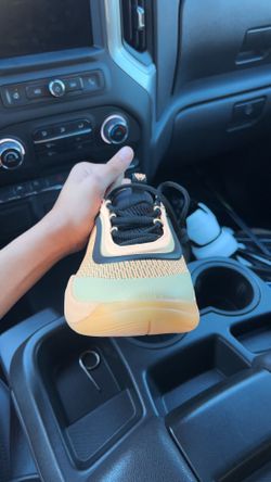 signed donaven mitchell shoe (only 1 shoe)