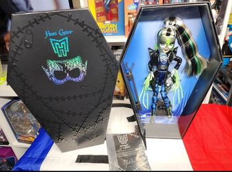 Monster High Haunt Couture Midnight Runway Frankie Stein Doll - Limited Edition